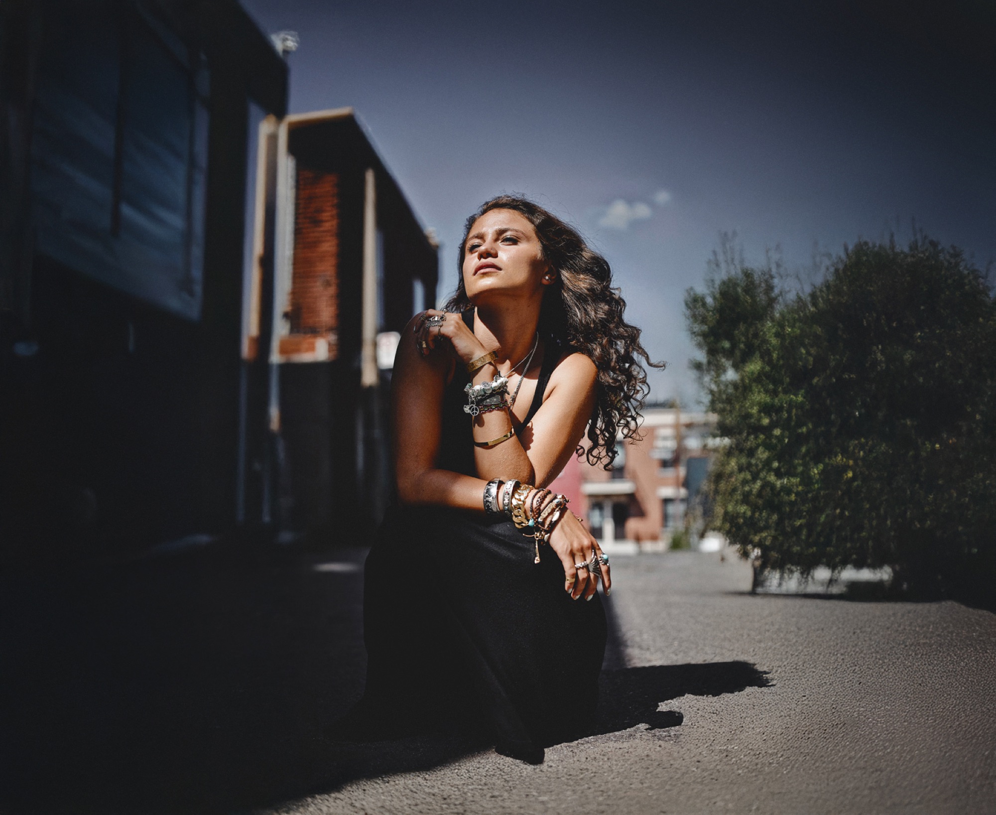 Portrait extérieur d’une jeune femme portant une accumulation de bracelets