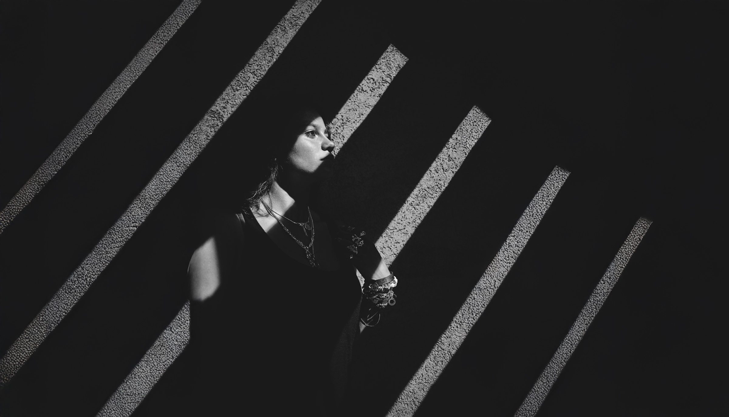 Portrait graphique en noir et blanc découpé par des lignes de lumière
