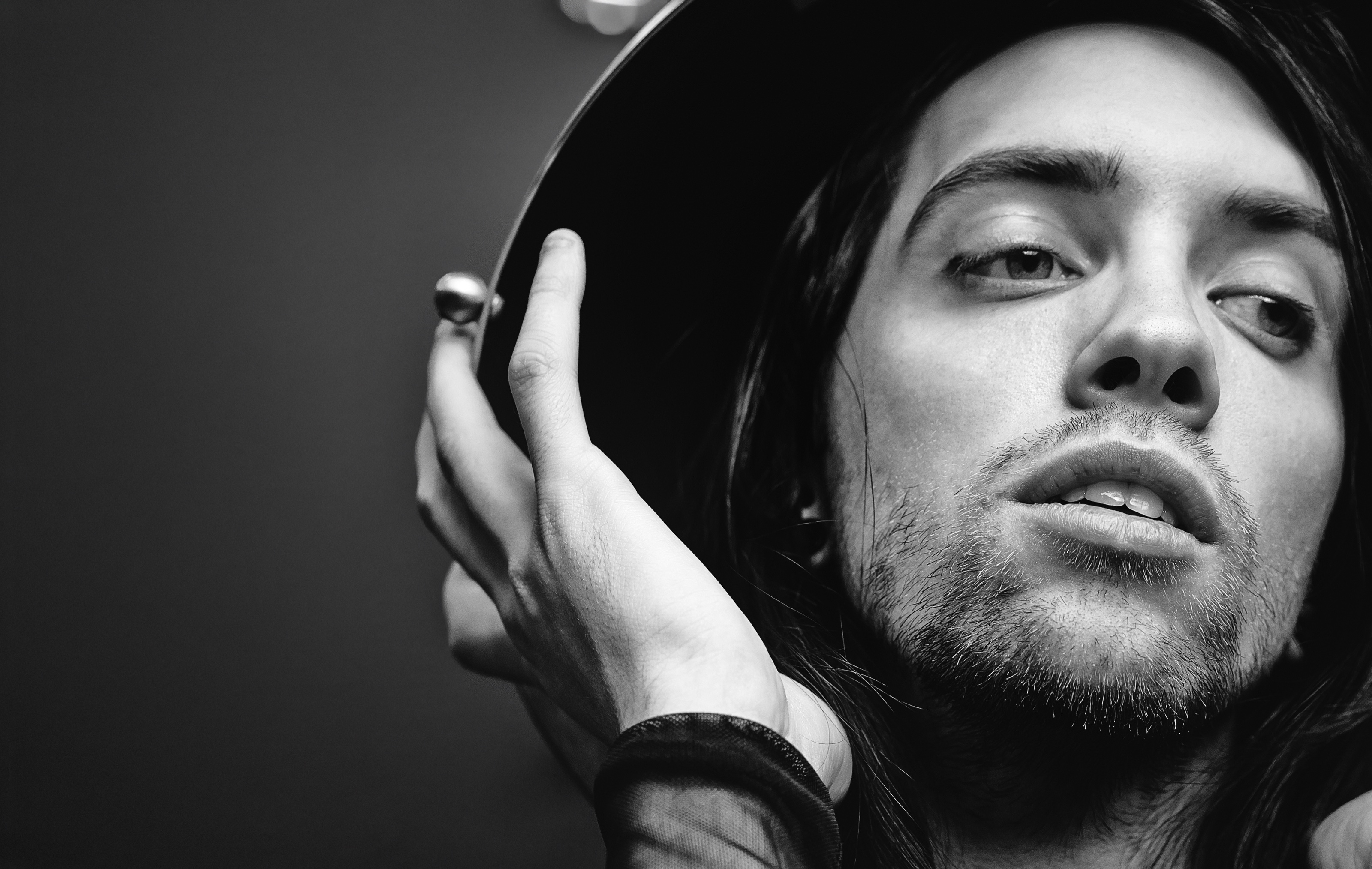 Portrait en noir et blanc d’une personne portant un chapeau, photographie de Josias Gob