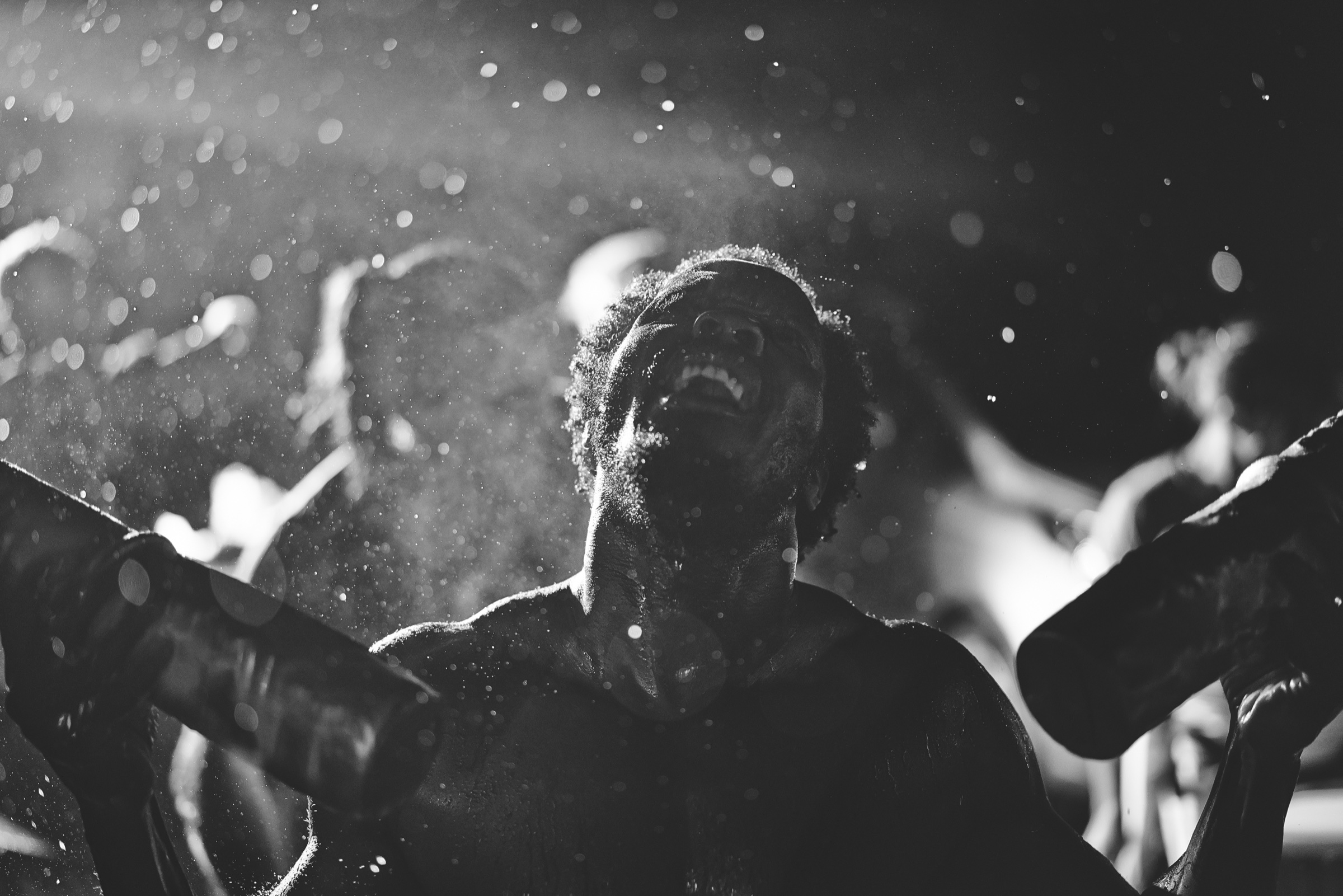 Musicien sur scène en noir et blanc