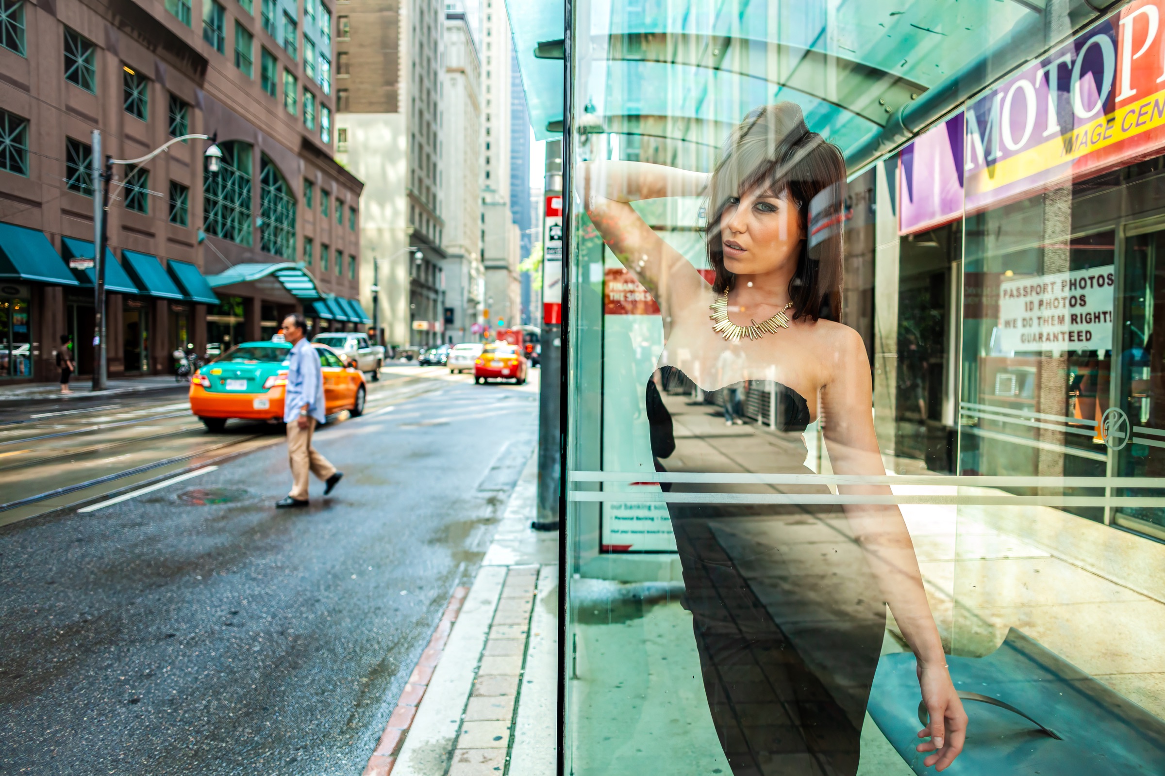 Krystal dans une vitrine de Toronto, entre la rue, le verre et les reflets