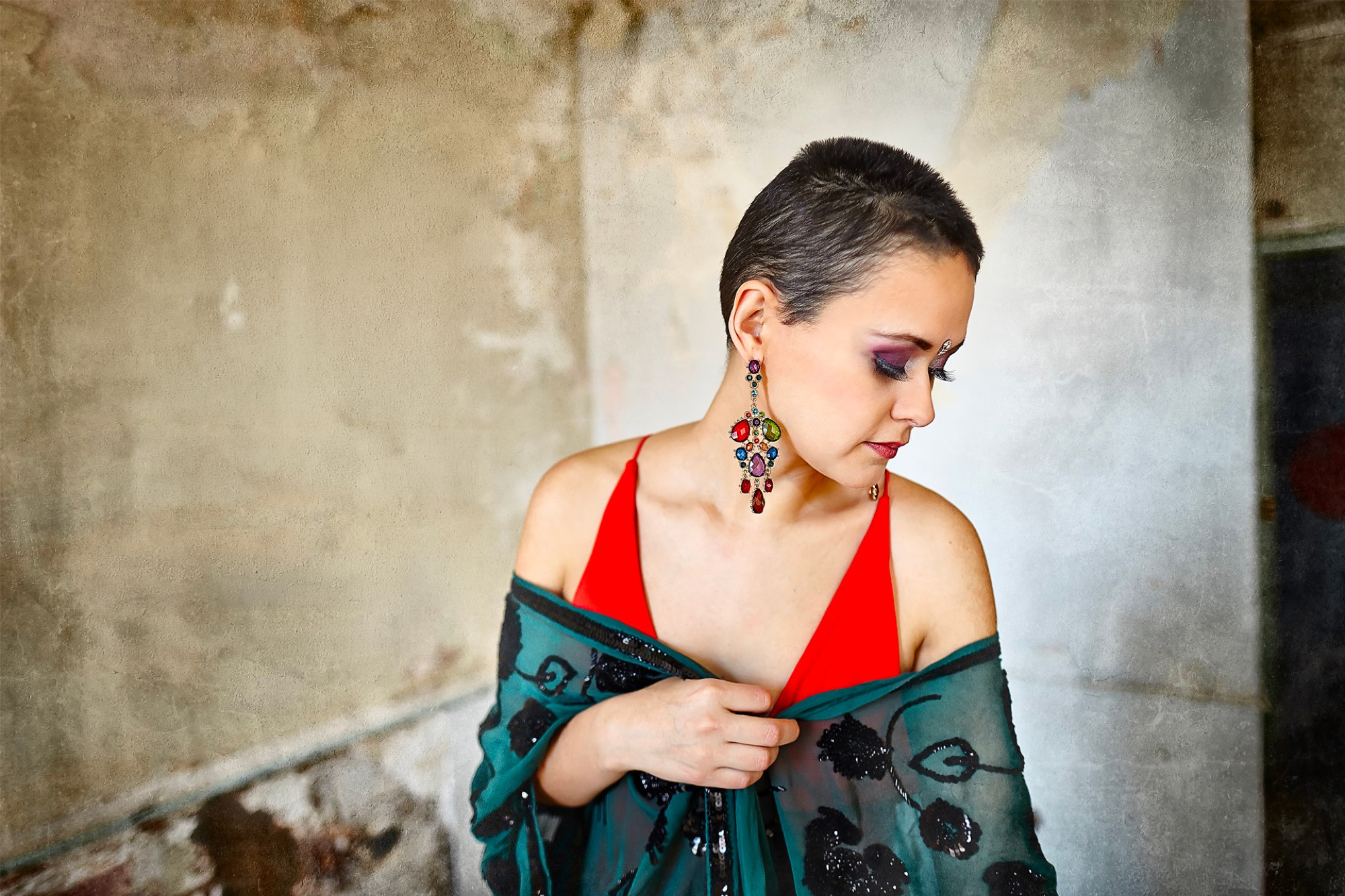 Lolitta Dandoy, vêtue de rouge et drapée de vert