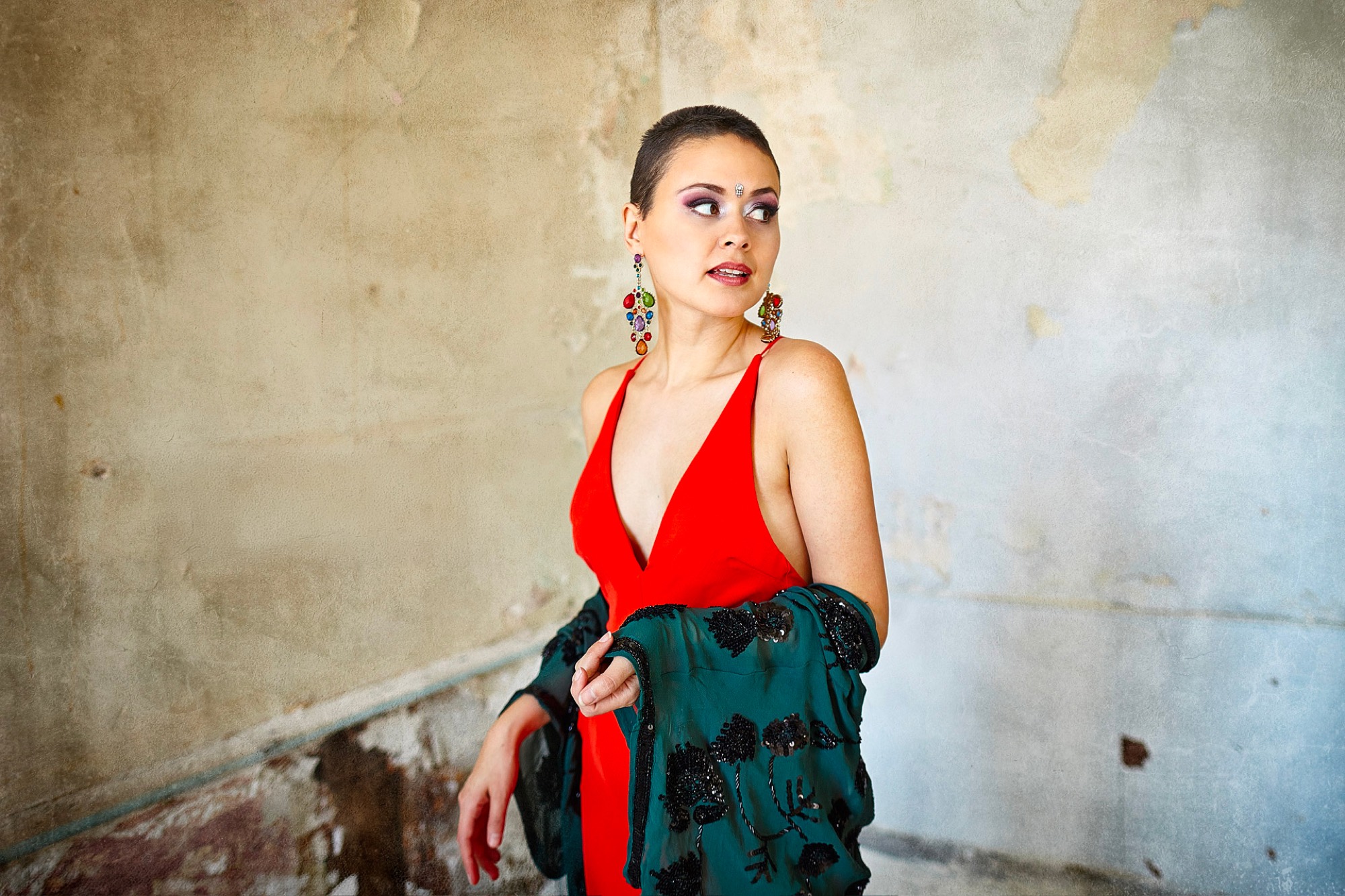Lolitta Dandoy devant un mur patiné