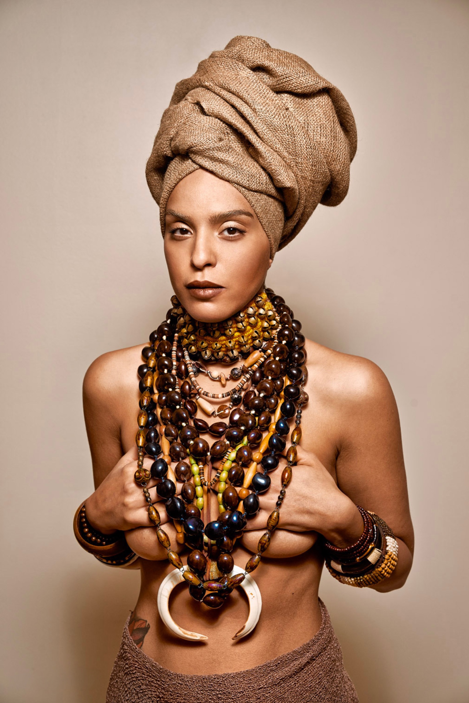Portrait de mode aux bijoux et aux tons de terre