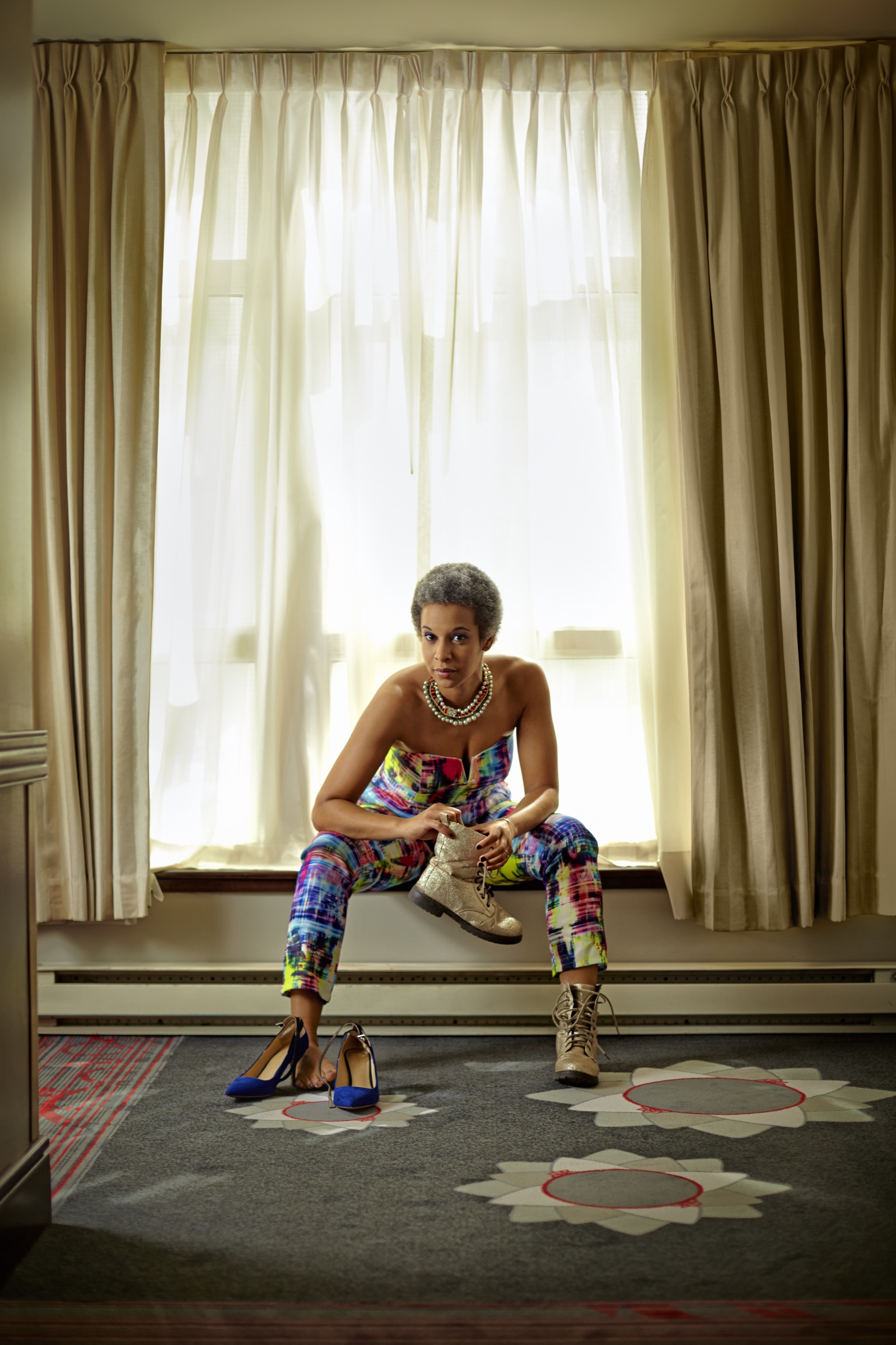 Stéphanie Kitembo, assise entre escarpins et bottines
