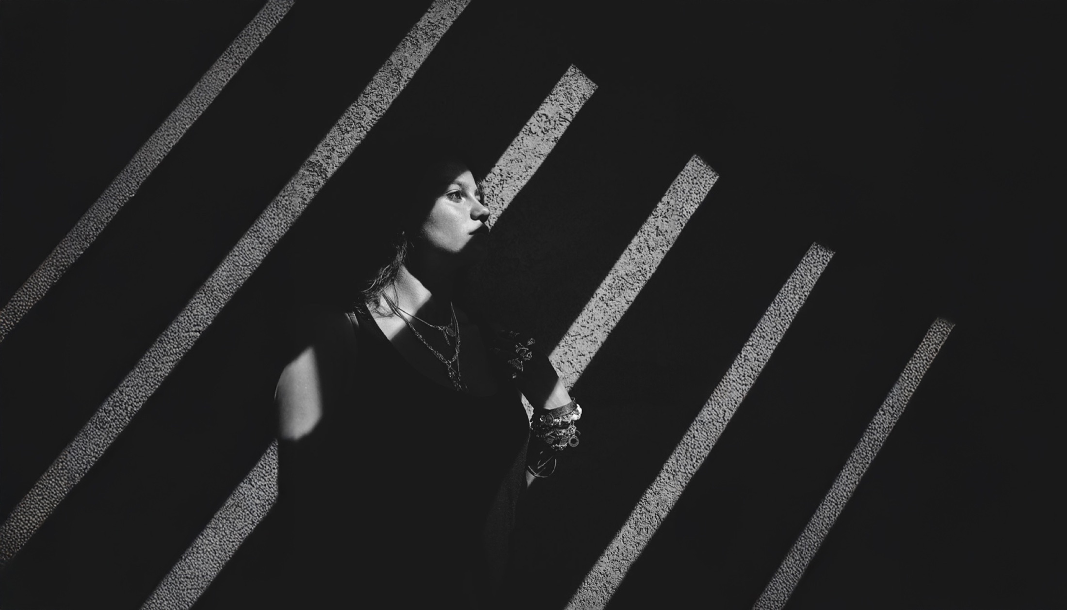 Portrait en noir et blanc découpé par des lignes de lumière