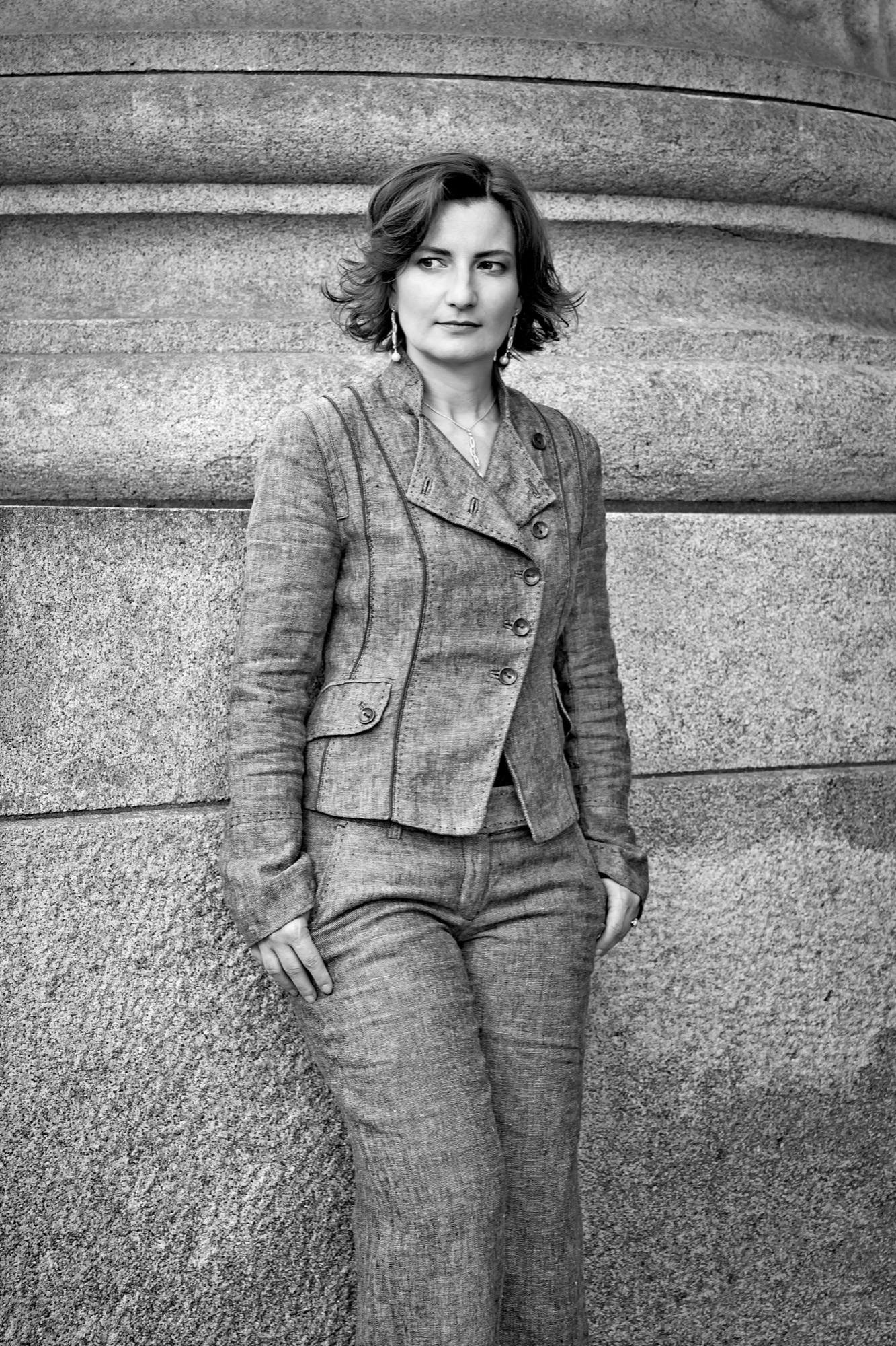 Portrait de Valérie Garrel adossée à une colonne